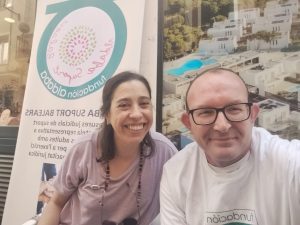 Personas en feria de entidades sociales en Menorca