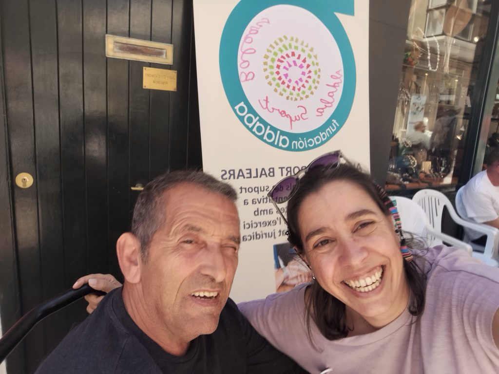 Personas en feria de entidades sociales en Menorca