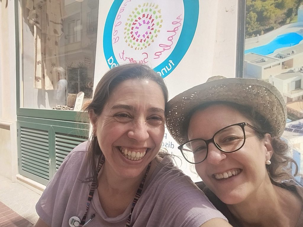 Personas en feria de entidades sociales en Menorca