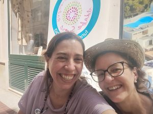 Personas en feria de entidades sociales en Menorca