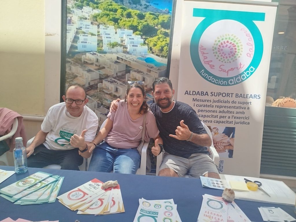 Personas en feria de entidades sociales en Menorca