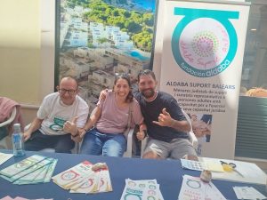 Personas en feria de entidades sociales en Menorca