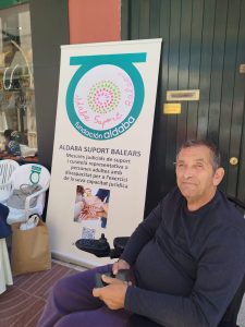 Personas en feria de entidades sociales en Menorca