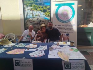 Personas en feria de entidades sociales en Menorca