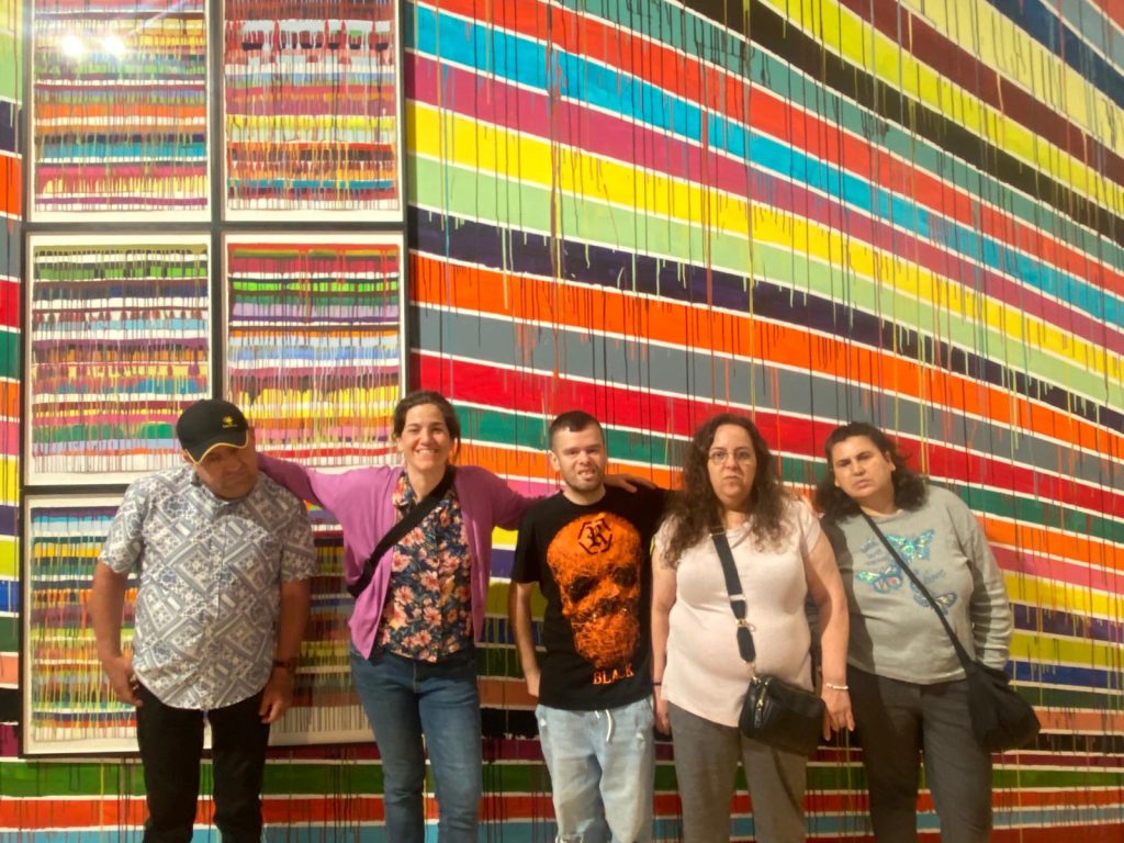 Personas adultas en museo Es Baluard