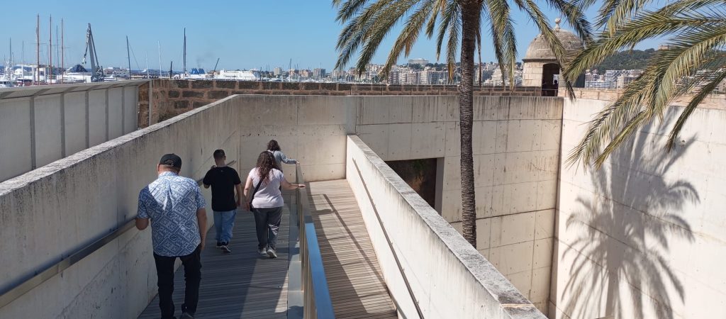 Personas adultas en museo Es Baluard