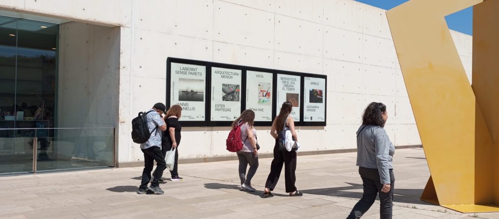 Personas adultas en museo Es Baluard