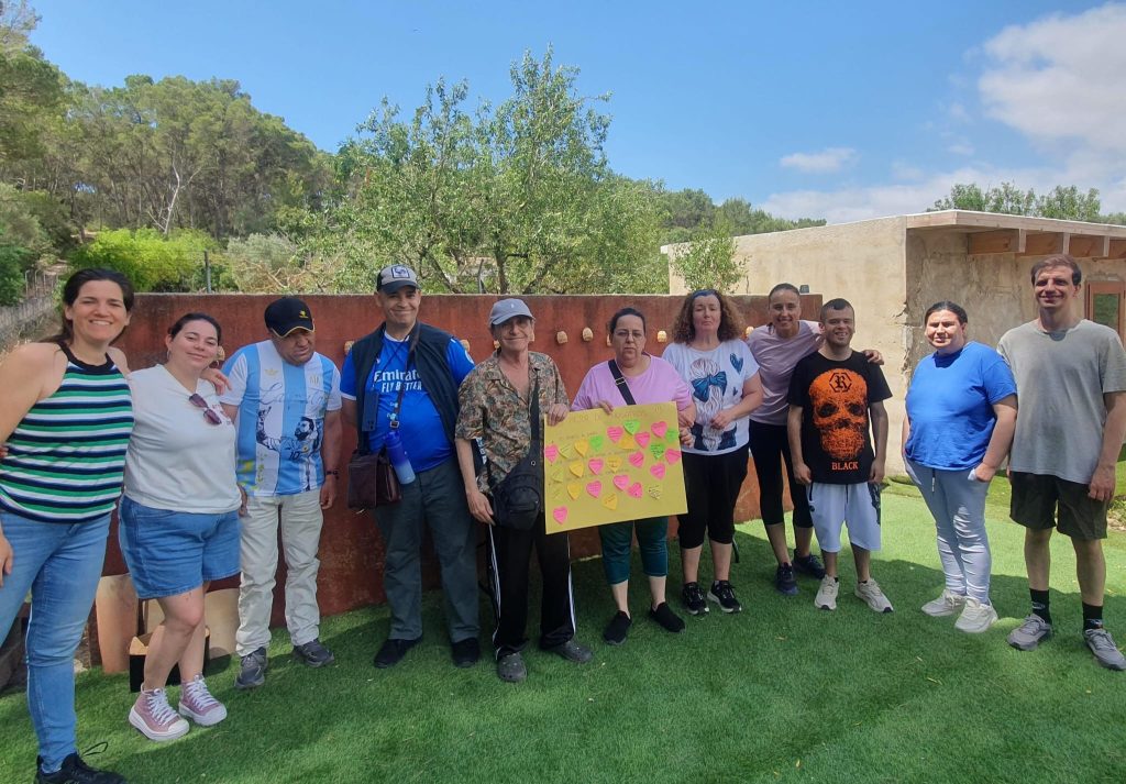 Foto de grupo con el mural lo mejor de nosotros
