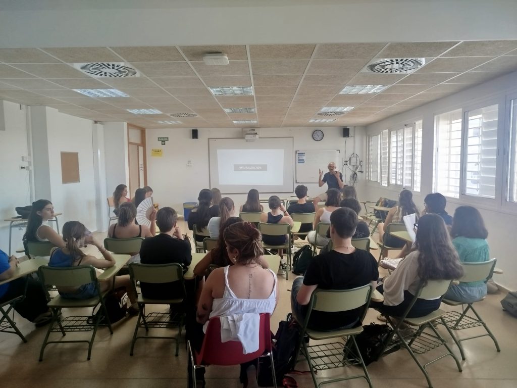 Chicos escuchando una charla sobre edadismo