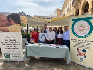 Profesionales de Aldaba, el alcalde y otros miembros del ayuntamiento de Inca posando