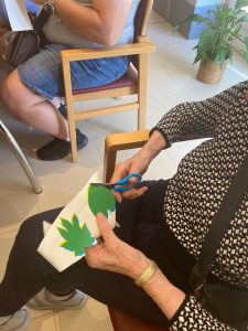 Personas mayores en actividad el árbol del buen trato