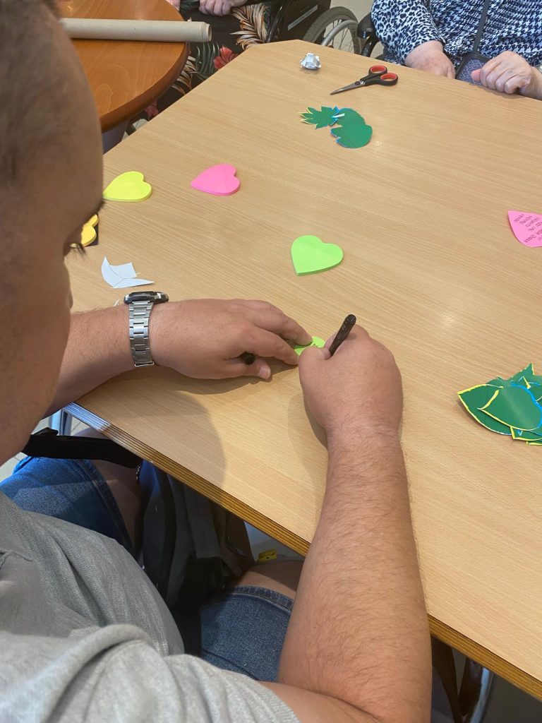 Personas mayores en actividad el árbol del buen trato