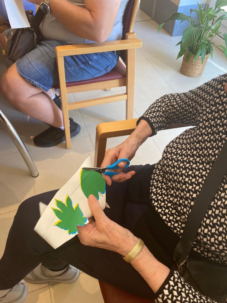 Personas mayores en actividad el árbol del buen trato