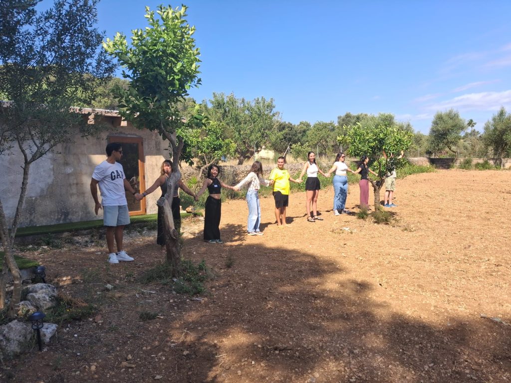 Personas haciendo actividades en jornada de cohesión grupal