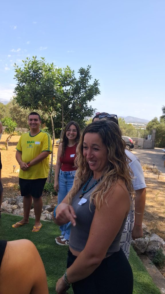 Personas haciendo actividades en jornada de cohesión grupal