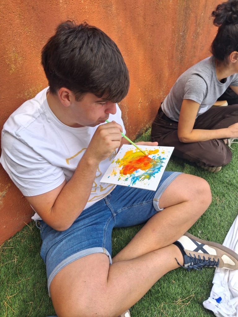 Personas haciendo actividades en jornada de cohesión grupal