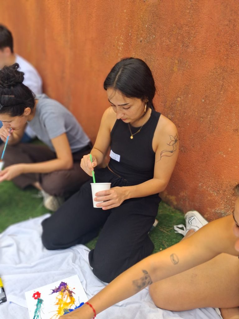 Personas haciendo actividades en jornada de cohesión grupal