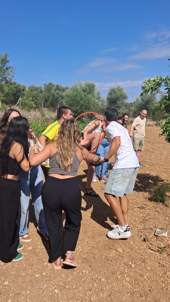 Personas haciendo actividades en jornada de cohesión grupal