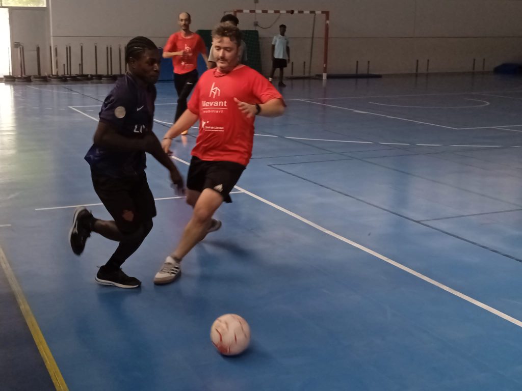 Personas jugando al fútbol