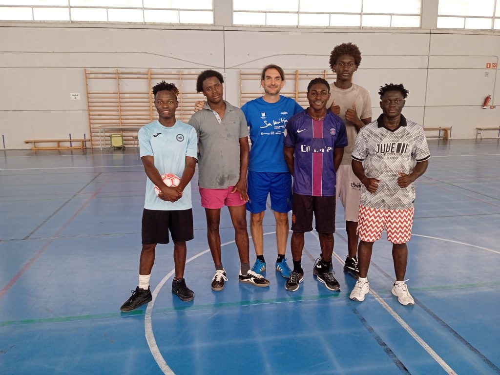 Personas jugando al fútbol