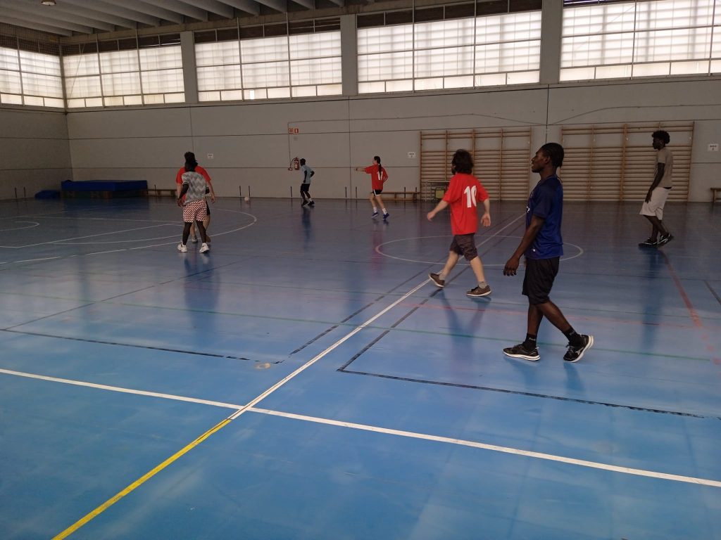Personas jugando al fútbol