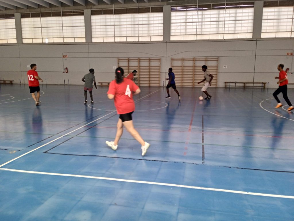 Personas jugando al fútbol