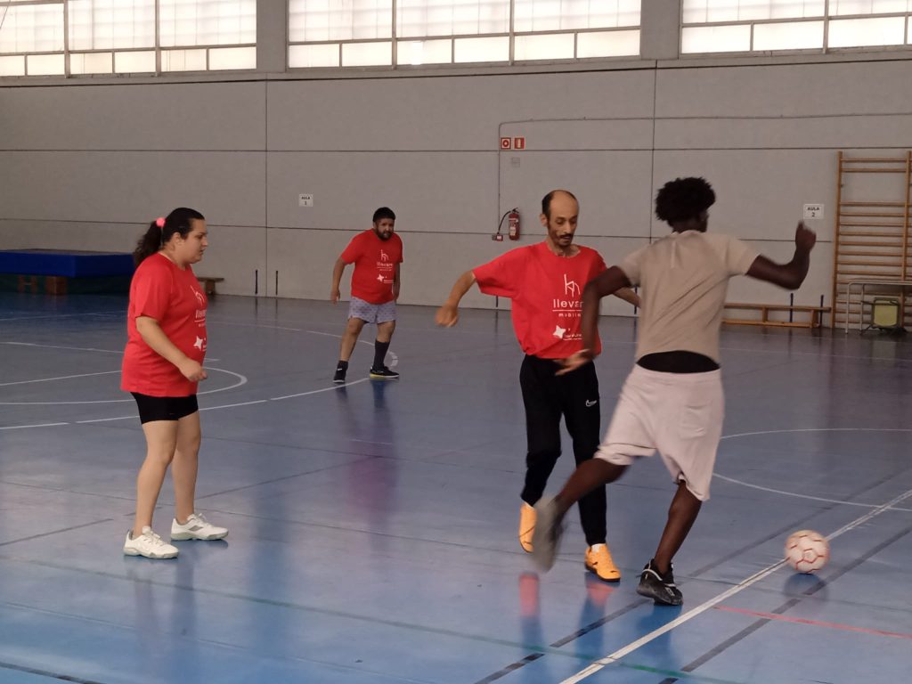 Personas jugando al fútbol