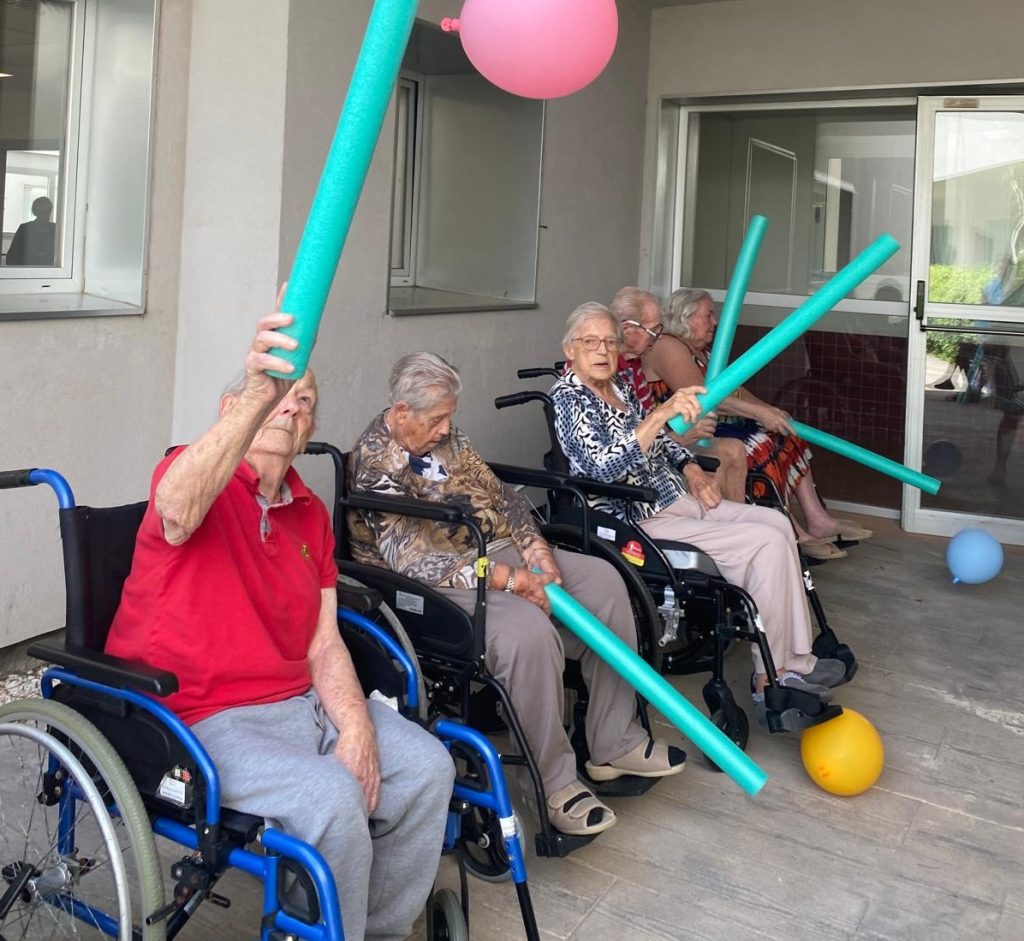 Personas mayores haciendo actividades