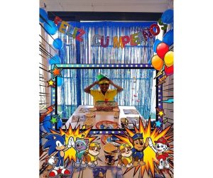 Foto del cumpleañero y su fiesta personalizada de la patrulla canina