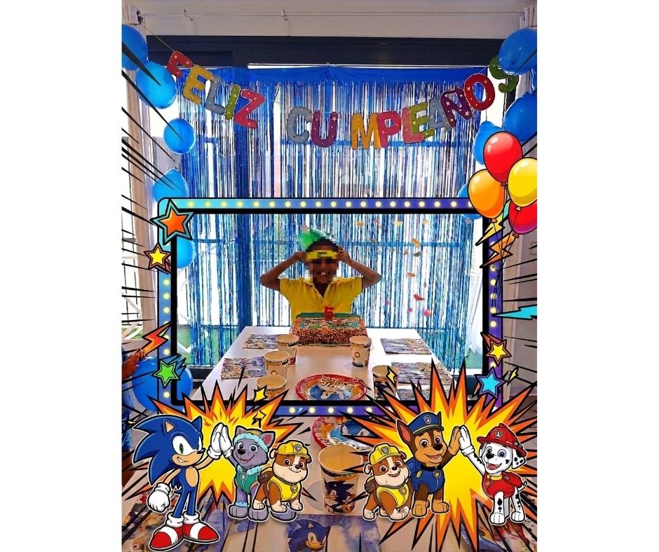 Foto del cumpleañero y su fiesta personalizada de la patrulla canina