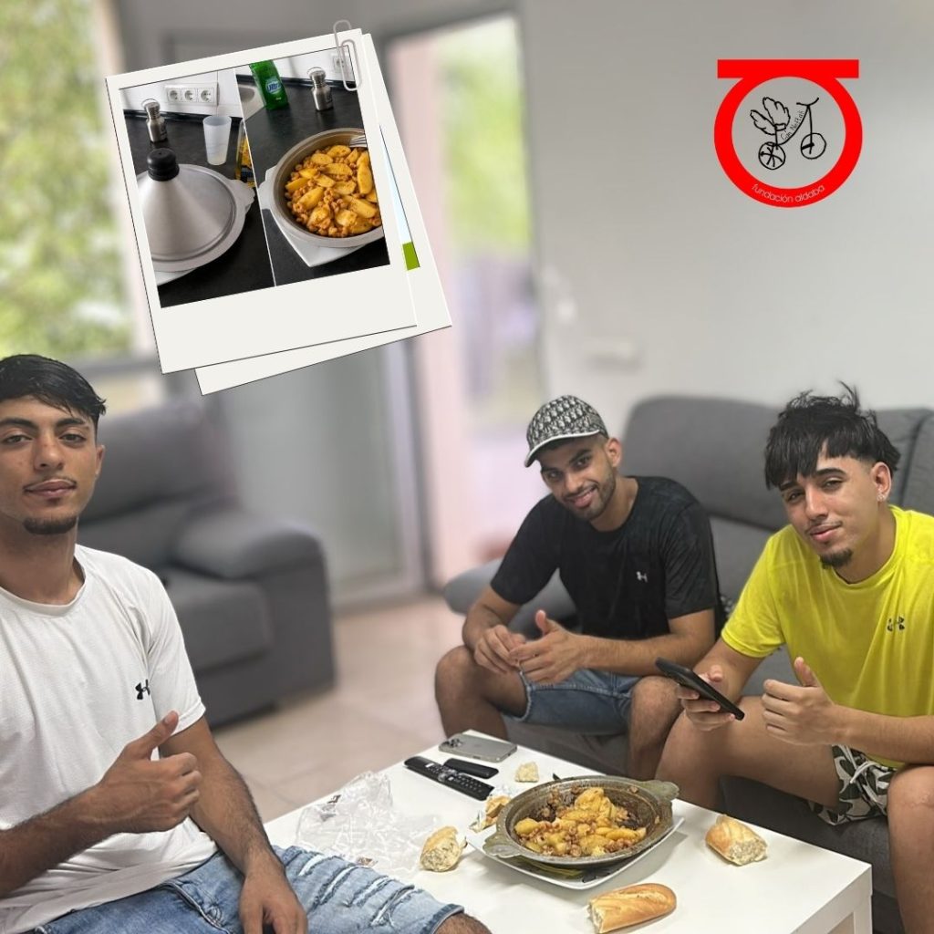 Chicos en la mesa comiendo