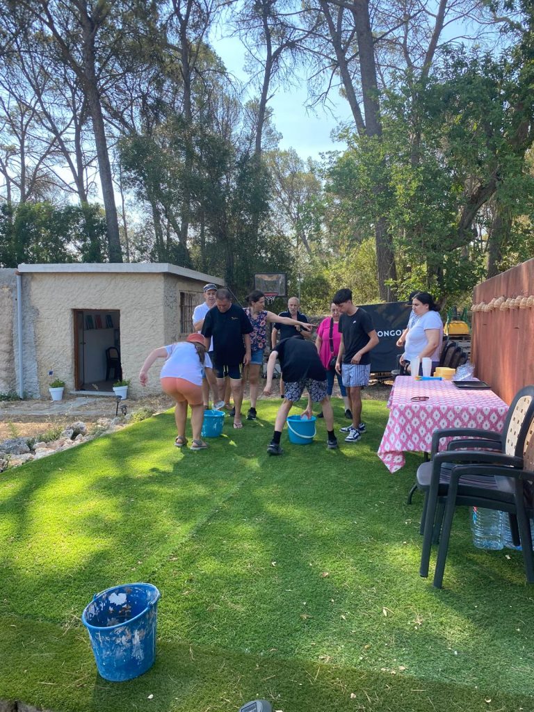 Personas en el campo haciendo juegos con agua