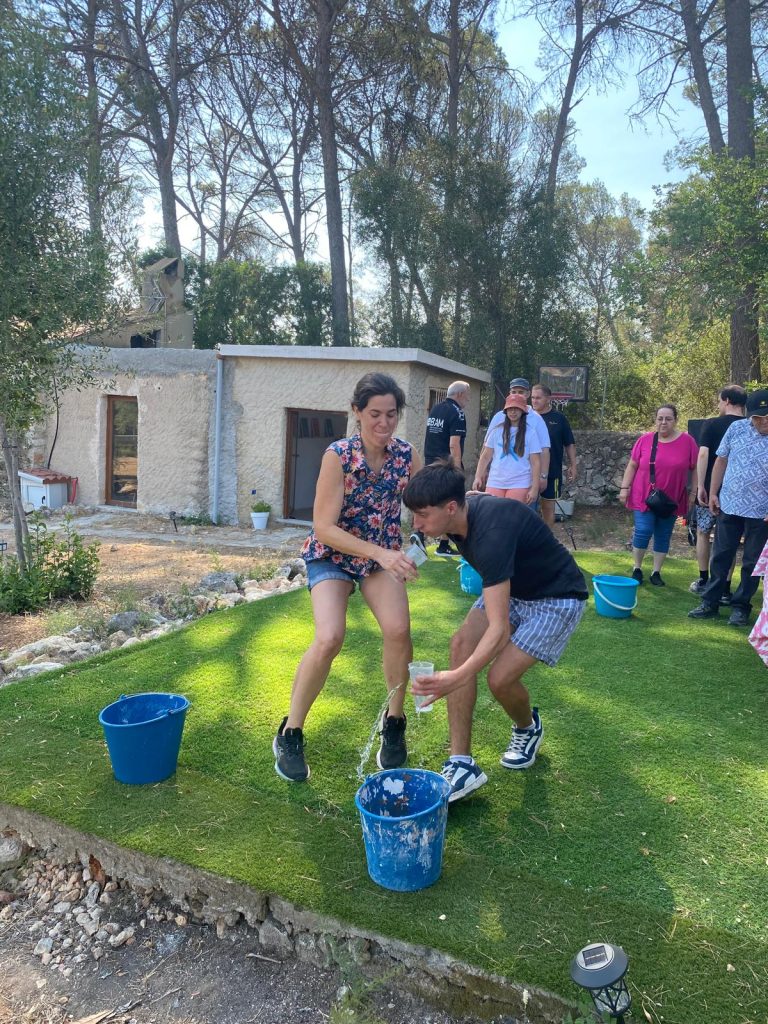 Personas en el campo haciendo juegos con agua