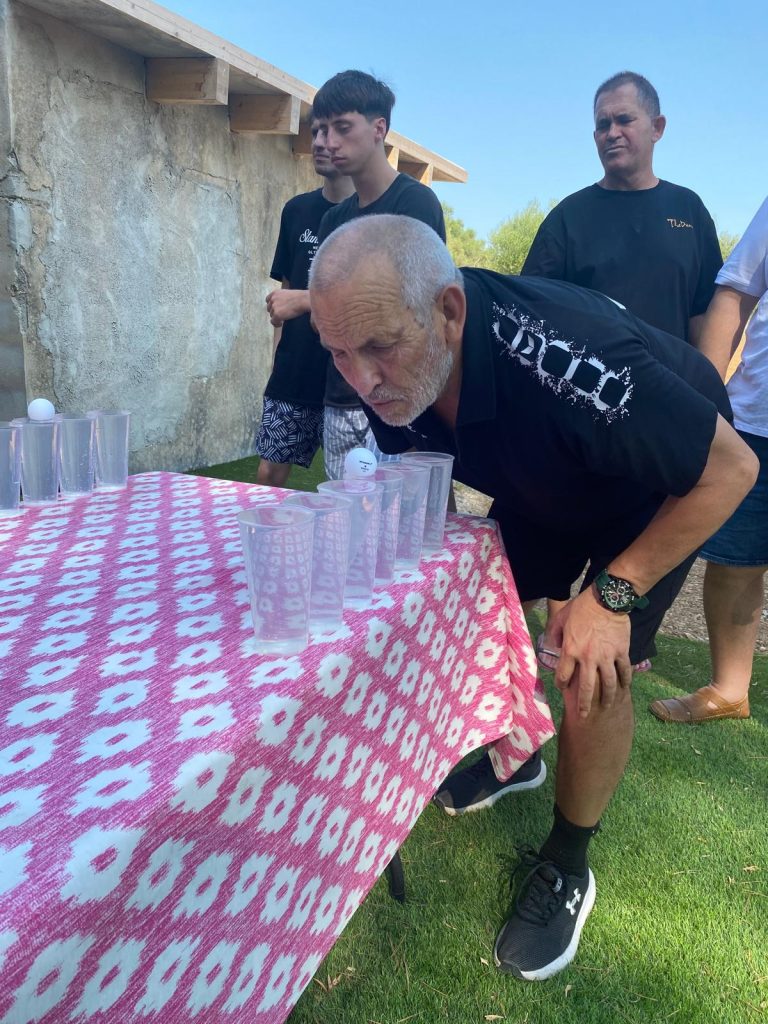 Personas en el campo haciendo juegos con agua