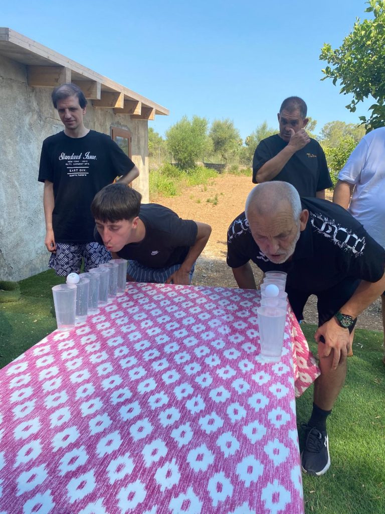 Personas en el campo haciendo juegos con agua