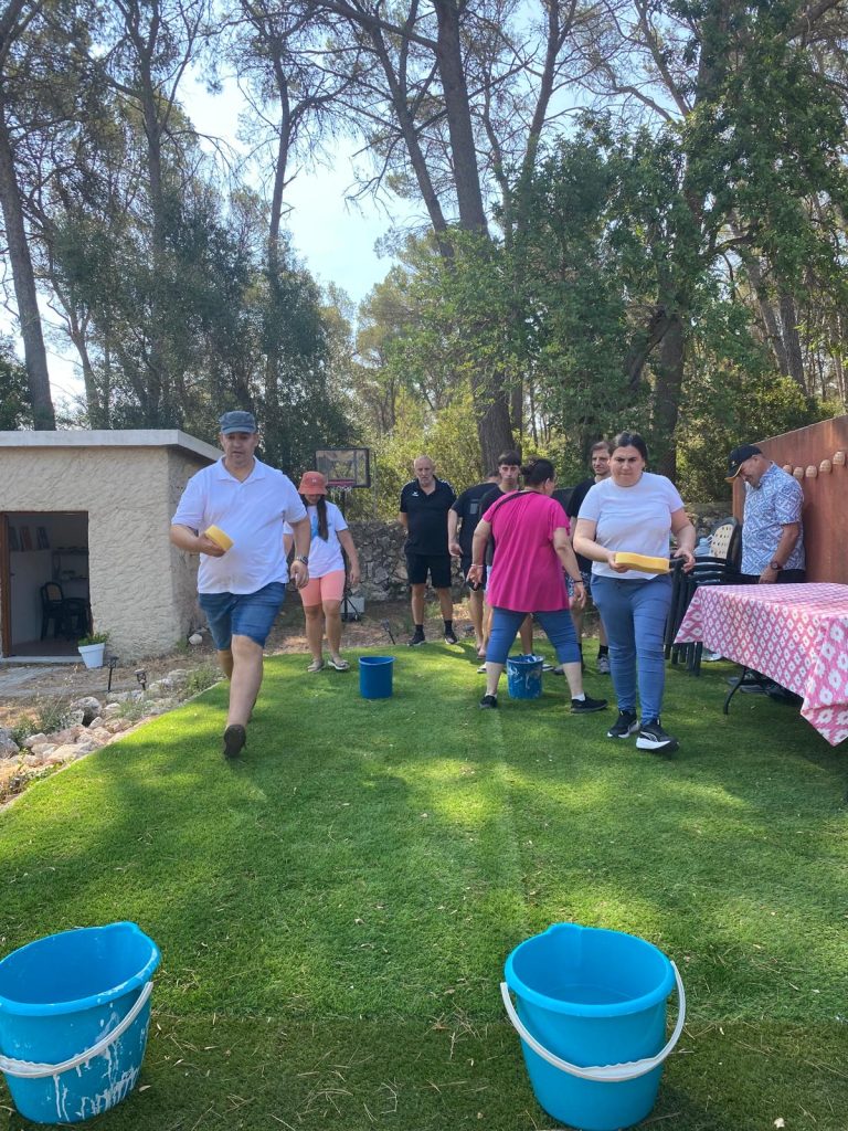 Personas en el campo haciendo juegos con agua