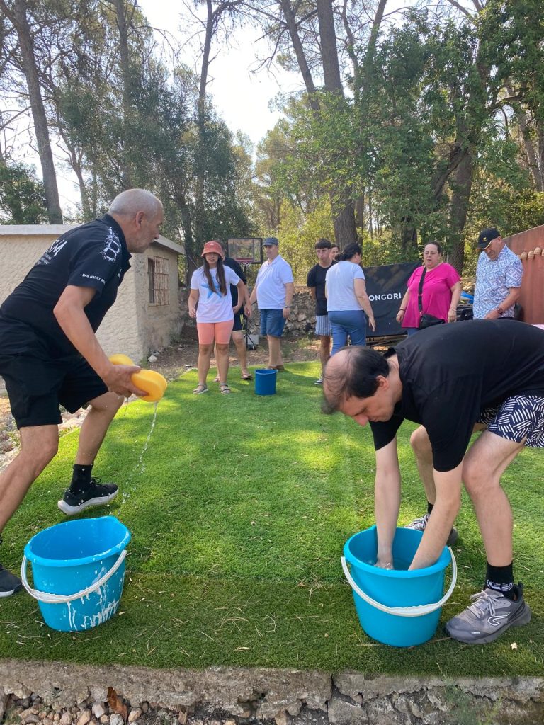 Personas en el campo haciendo juegos con agua