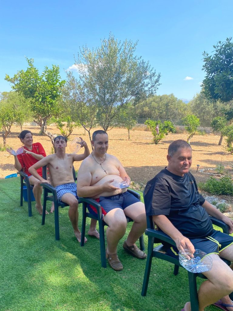 Personas en el campo haciendo juegos con agua