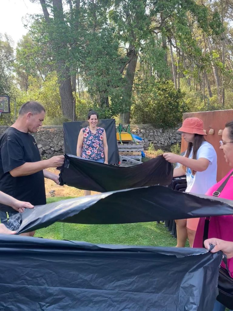 Personas en el campo haciendo juegos con agua