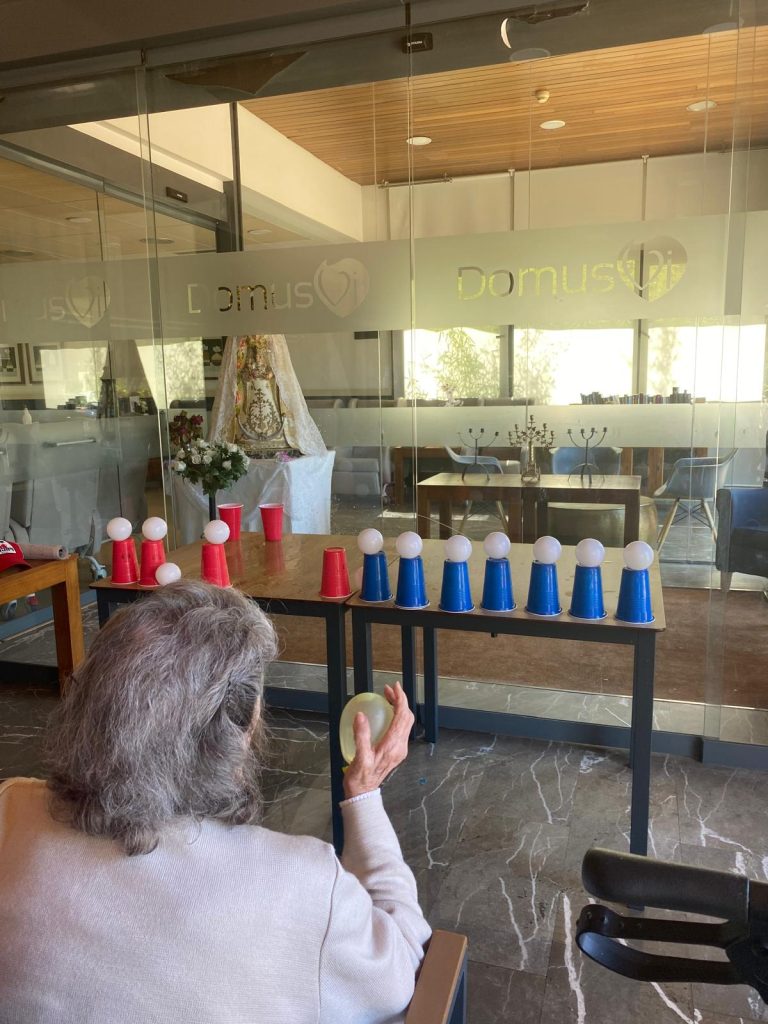 Personas mayores jugando