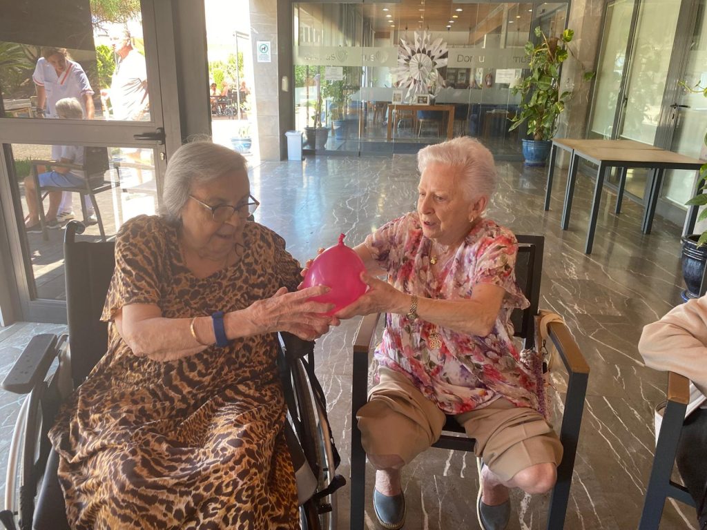Personas mayores jugando