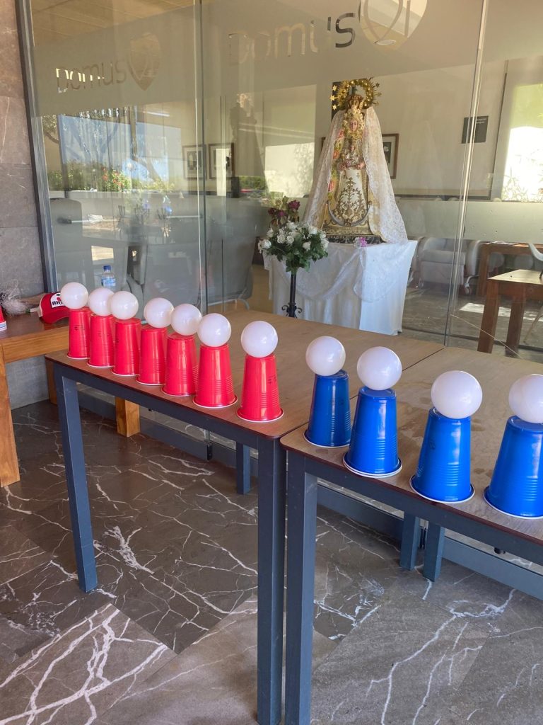 Personas mayores jugando