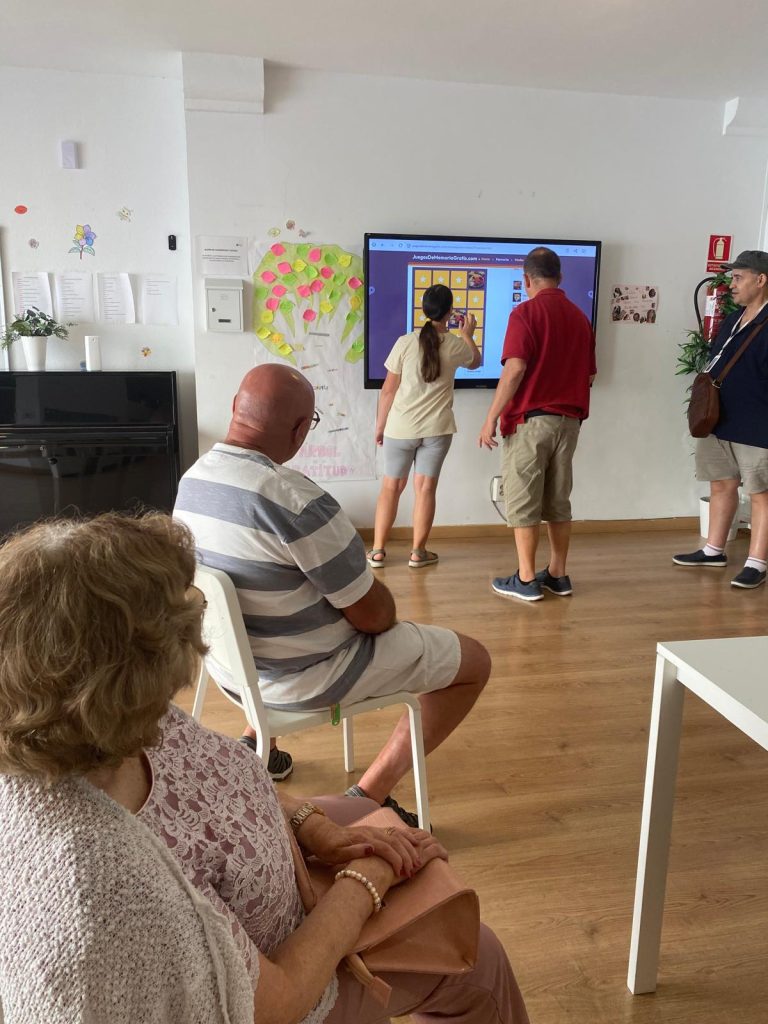 Personas haciendo juegos de memoria