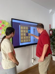 Personas haciendo juegos de memoria
