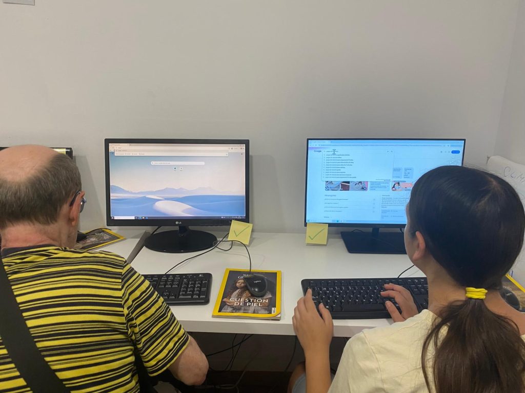 Personas haciendo juegos de memoria