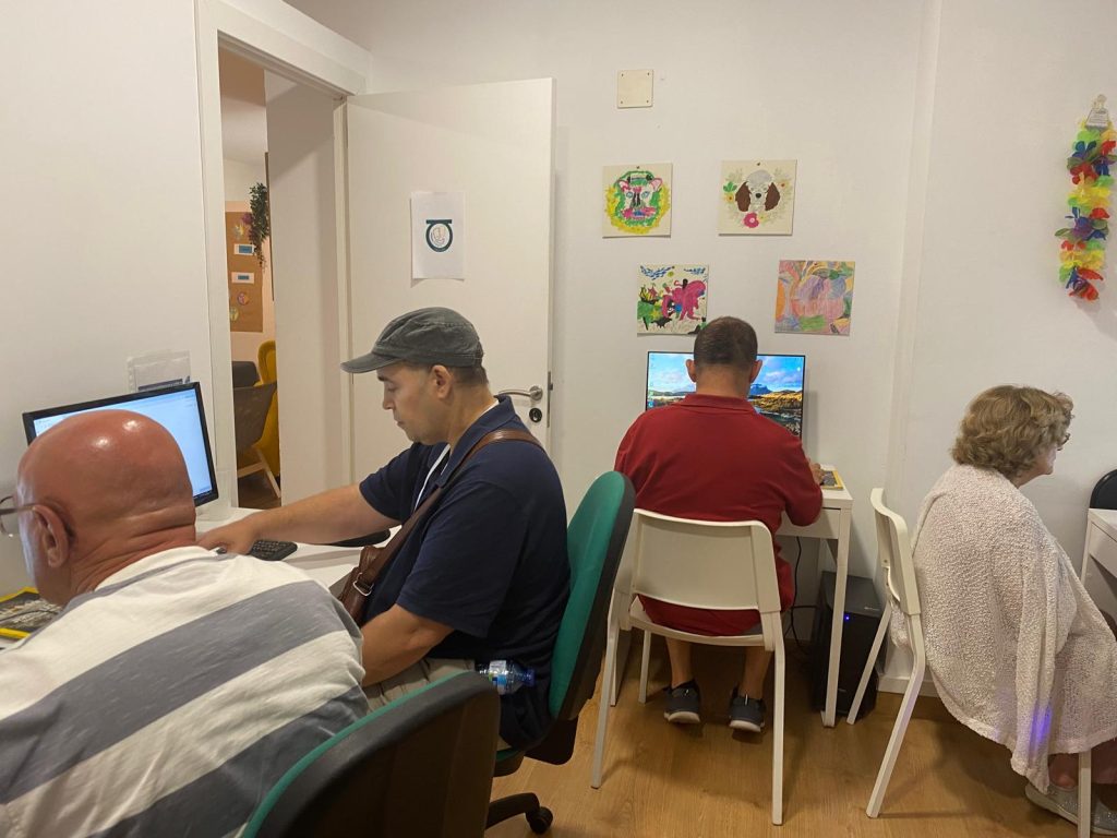 Personas haciendo juegos de memoria