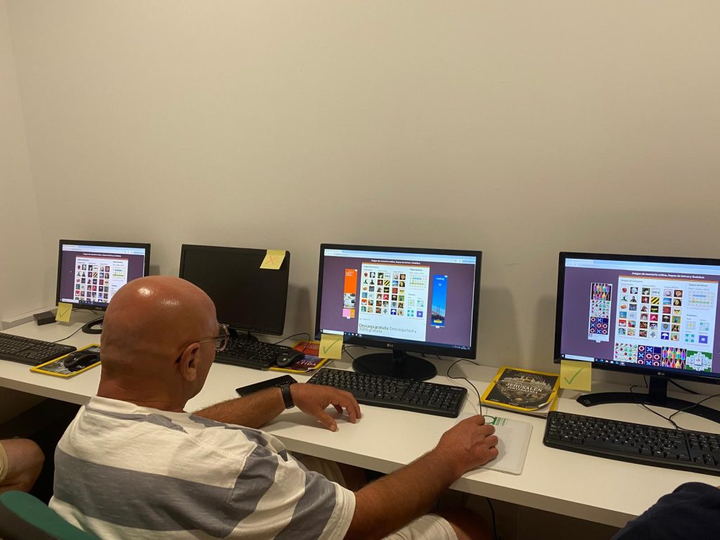 Personas haciendo juegos de memoria