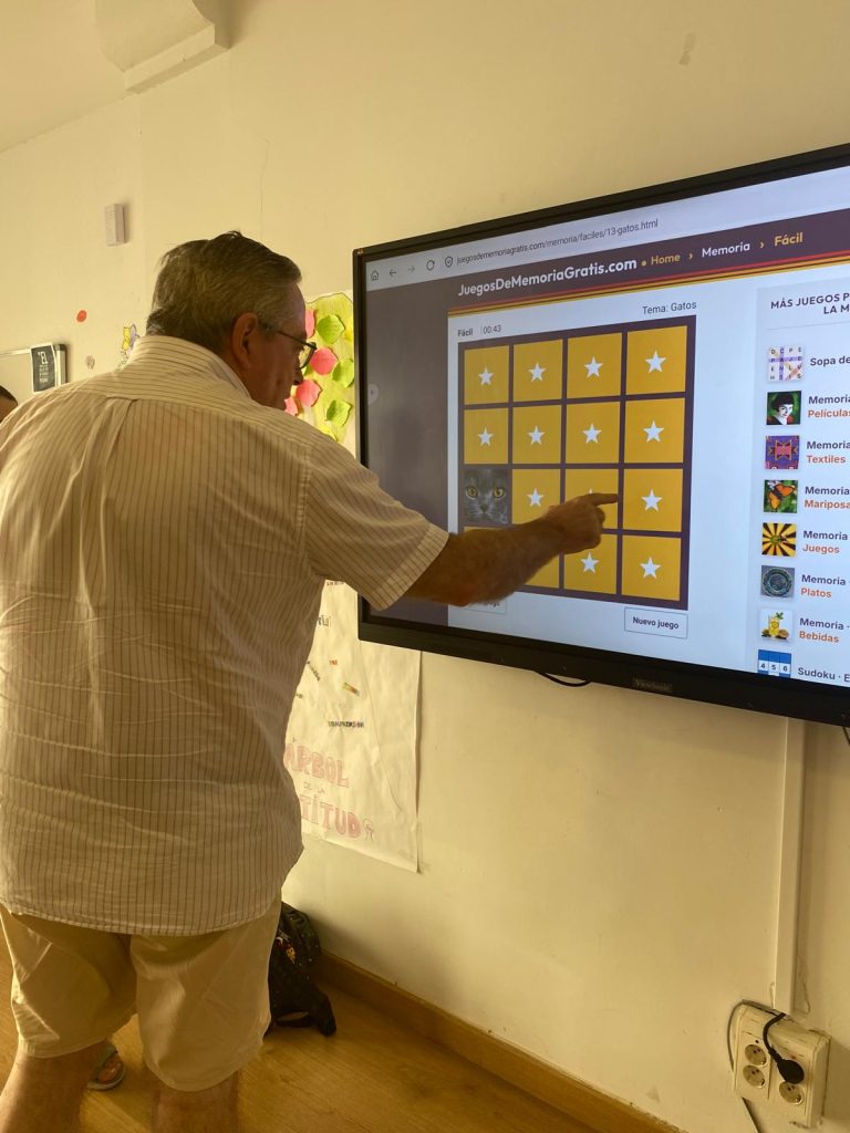 Personas haciendo juegos de memoria