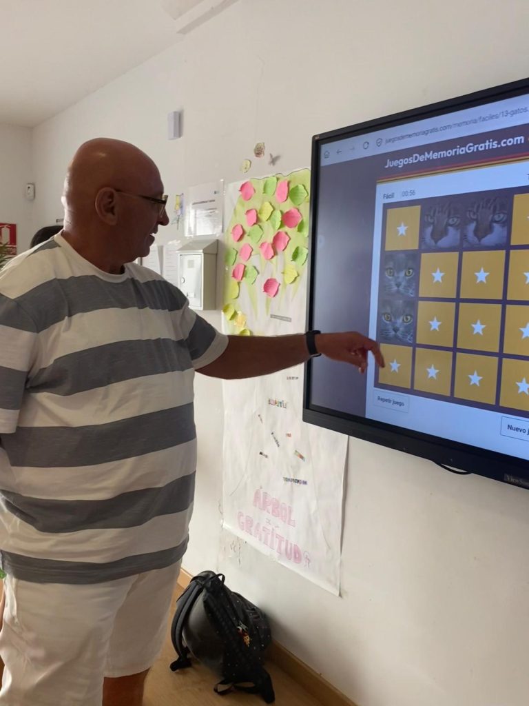 Personas haciendo juegos de memoria
