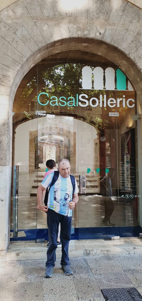 Persona en la entrada de la exposición